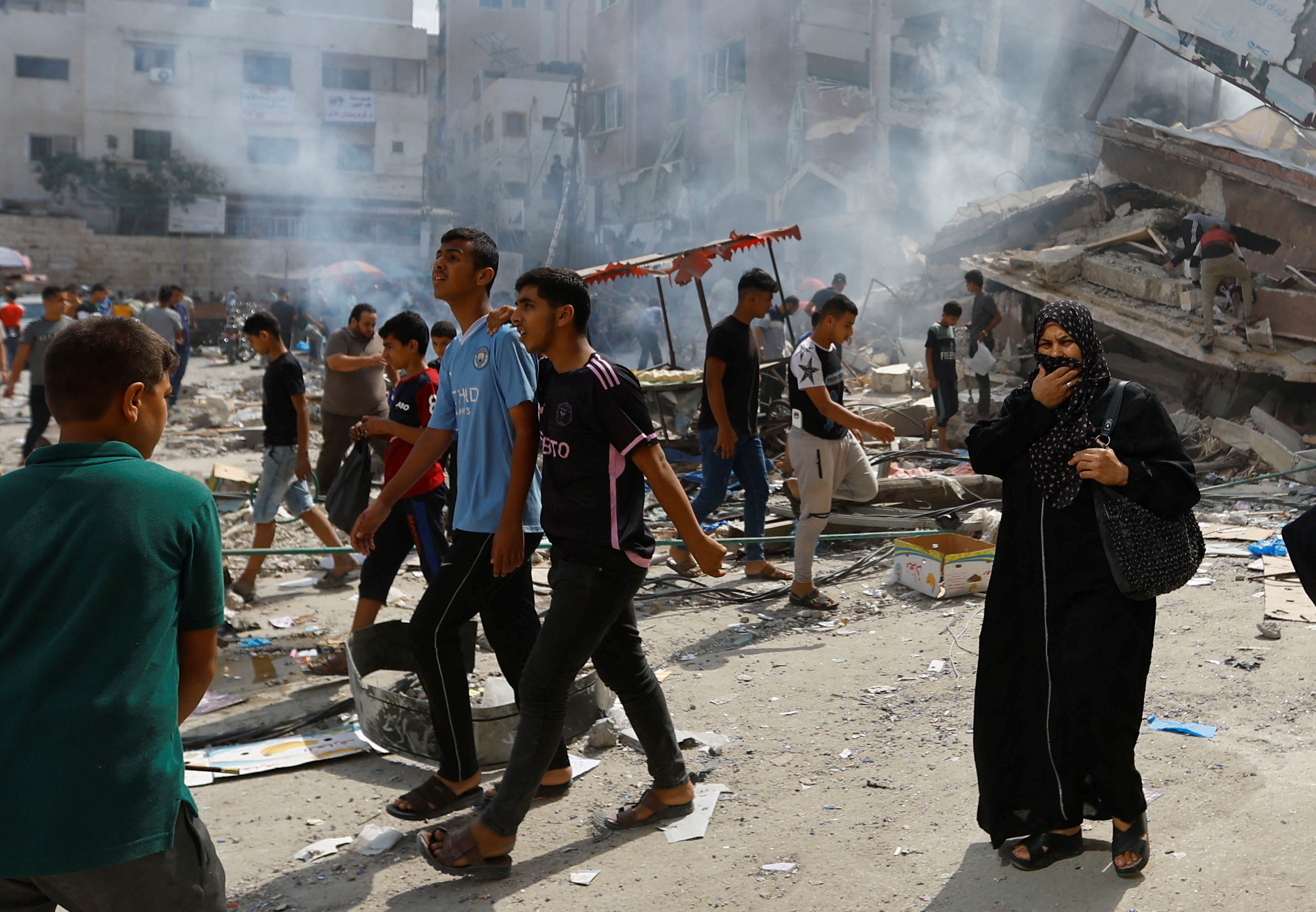 Displaced Palestinian families seeking shelter